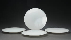  Arne Jacobsen. Et sæt på fire skærme AJ Eklipta af hvidt opal glas. 4 Denne vare er sat til omsalg under nyt varenummer 4789074