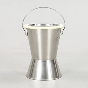 SJUKHUSPOTTAPAPPERSKORG MED LOCK