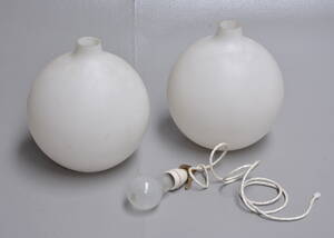 Vilhelm Wohlert. Par pendler, hvidt opalglas, model Satellit 2