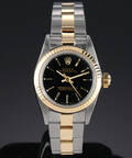 Rolex Oyster Perpetual Lady. Dameur i 18 kt. guld og stål med sort skive, ca. 1991