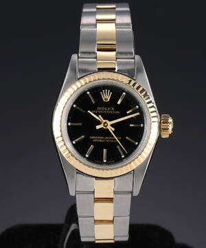 Rolex Oyster Perpetual Lady. Dameur i 18 kt. guld og stål med sort skive, ca. 1991