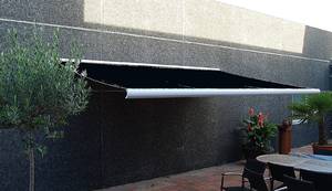 Markise, regnvindsol sensor, 500 cm polyesterdug, hellukket aluminiumskasse, motor og fjernbetjening