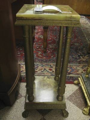 Piedestal, med onyxskivor