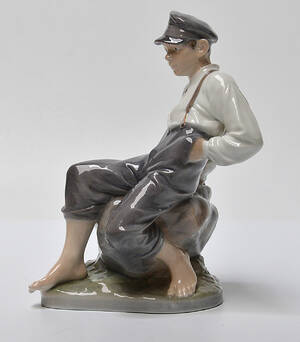 Royal Copenhagen. Figur af porcelæn i form af vogterdreng, nr. 1659