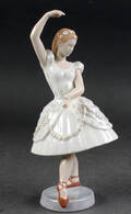 Bing  Grøndahl. Figur af porcelæn i form af ballerina, nr. 2355