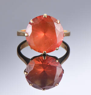 Vintagering af 14 kt med større syntetisk safir