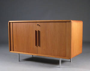 Dansk møbelproducent. Fritstående jalousiskab