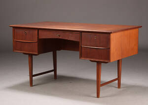 Dansk møbelproducent. Fritstående skrivebord, teaktræ
