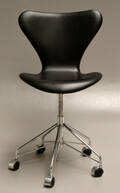 Arne Jacobsen. Kontorstol, model 3117 med sort læder 