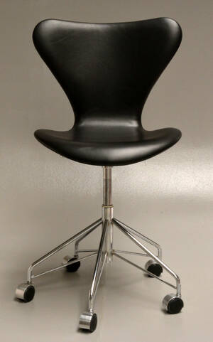 Arne Jacobsen. Kontorstol, model 3117 med sort læder 