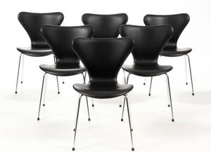 Arne Jacobsen. Sæt på seks stole i sort læder, model 3107, nybetrukket 6