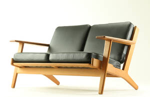Hans J. Wegner. To-pers. sofa, eg og sort læder, model GE-2902