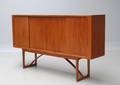 Dansk Møbelproducent.  Skænk i teak. 1950erne