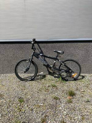 BMXCYKEL, med fotpinnar fram. 