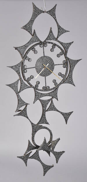 Vægur, sortbemalet smedejern, 1900-tallets 2. halvdel