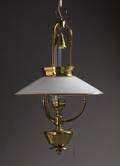 Messinglampe med opalskærm