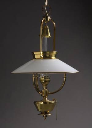 Messinglampe med opalskærm
