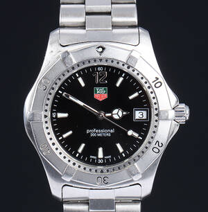 Tag Heuer Professional. Herreur i stål med sort skive med dato, 2000erne