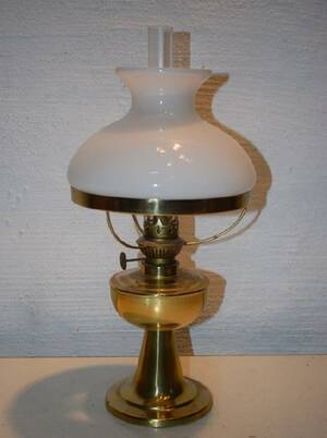 Bordsfotogenlampa med mässingfot