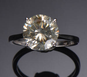 Solitaire brillantring af 14 kt hvidguld, ca. 4.0 ct Denne vare er sat til omsalg under nyt varenummer 5081516