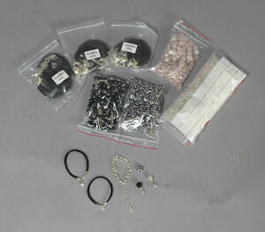 Samling bijouteri smykker, 100 armbånd, 3 x 100 charms, 100 kugler, 60 armbånd