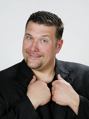 Amin Jensens 40 fit og fattig show, middag og overnatning med morgenmad for 2 personer på Lindelse kro på Langeland d. 16-10-2010