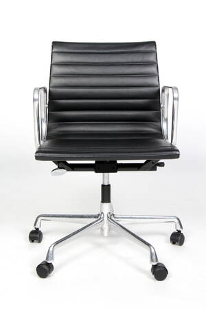 Charles Eames. Kontorstol model EA 117, sort læder