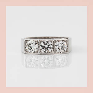 RING med tre briljantslipade diamanter totalt cirka 1