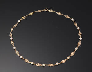 Halskæde i 14 kt guld prydet med mindre akoya saltvandskulturperler