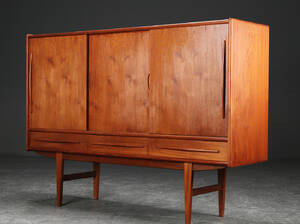 Skænk af teak, 1960erne, dansk møbelproducent