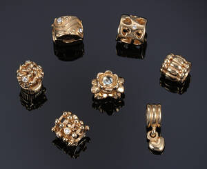 Pandora. Syv charms af 14 kt. guld, flere med brillanter 7 Denne vare er sat til omsalg under nyt varenummer 4775168