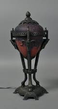 Bordlampe m vædderhoveder i metal - kuppel af glas. Af nyere dato.