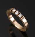 Brillant alliancering af 14 kt guld, prydet med tre brillanter, samlet ca 0.30 ct