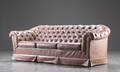 Tre-pers. sofa i Chesterfield form Denne vare er sat til omsalg under nyt varenummer 4393135