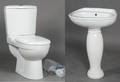Italiensk design. Håndvask med søjle samt sparetoilet.