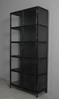 Vitrineskab af antik sortlakeret børstet jern, industrielt design.