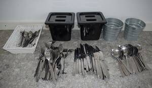 bestick med plast och kantiner 