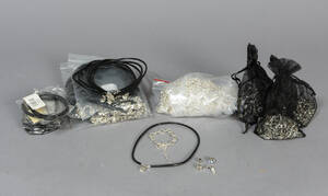 Samling Bijouteri-smykker. Armbånd, halskæder og 400 charms ca. 575