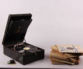 Rejsegrammofon, His Masters Voice, med 43 plader