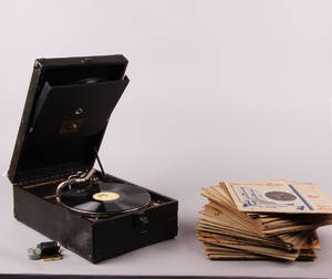 Rejsegrammofon, His Masters Voice, med 43 plader