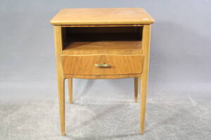 Sängbord med mässingsbeslag