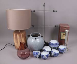 Diverse, bordslampa, kaffekoppar mm