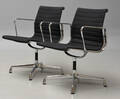 Charles Eames. Par armstole, model EA-108 2