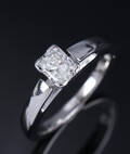 Diamant solitairering af 14 kt. hvidguld med radiant-cut diamant på ca. 0,75 ct