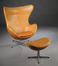 Arne Jacobsen 1902 - 1971. Ægget samt skammel, cognacfarvet 2