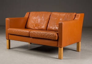 To pers sofa i cognacfarvet skind.