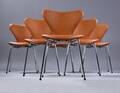 Arne Jacobsen. Et sæt på seks stole Syveren, model 3107, cognacfarvet Calvados læder. Ny siddehøjde 46,5 cm. 6