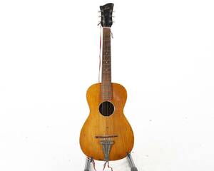 AKUSTISK GITARR LEVIN