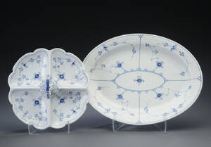 Royal Copenhagen. Musselmalet. Ovalt fad samt cabaretfad 2