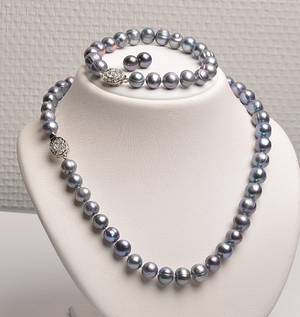 Smykkesæt med sølvgrå ferskvands kulturperler